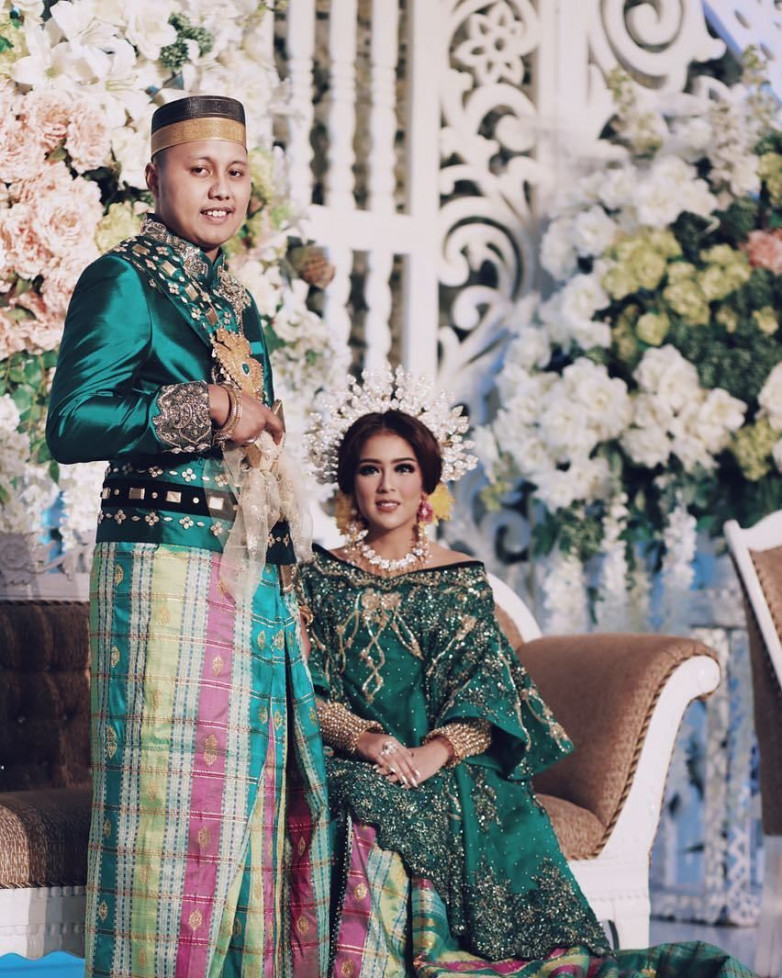 6 Inspirasi Model Gaun Pengantin Adat Bugis yang Elegan 6 Inspirasi Model Gaun Pengantin Adat Bugis yang Elegan