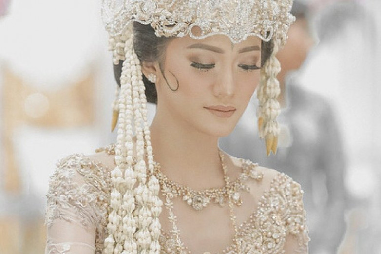 Potret Cantik Makeup Pernikahan Adat Sunda dari Anissa Aziza Potret Cantik Makeup Pernikahan Adat Sunda dari Anissa Aziza