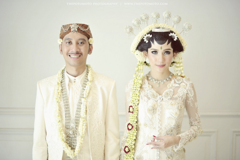 Gaun Pengantin Adat Jawa Ternyata Memiliki Banyak Perbedaan Gaun Pengantin Adat Jawa Ternyata Memiliki Banyak Perbedaan