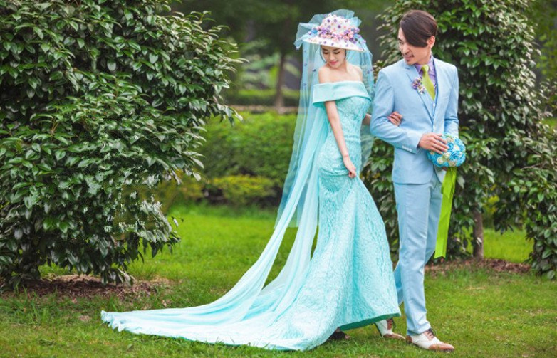 8 Ide Gaun Pengantin Hijau Tosca yang Elegan 8 Ide Gaun Pengantin Hijau Tosca yang Elegan