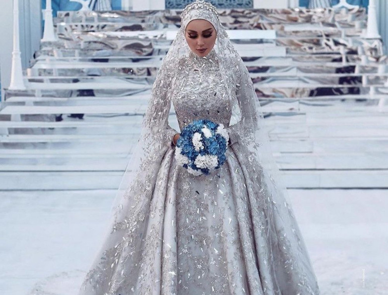 Gaun Pengantin Muslimah Modern Warna Silver? Berikut Tips dan InspirasinyaGaun Pengantin Muslimah Modern Warna Silver? Berikut Tips dan Inspirasinya Gaun Pengantin Muslimah Modern Warna Silver? Berikut Tips dan Inspirasinya