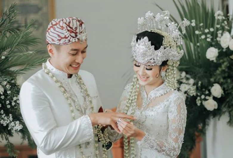 Cantiknya Makeup Pernikahan Ina Marika dengan Busana Tradisional Khas Sunda Cantiknya Makeup Pernikahan Ina Marika dengan Busana Tradisional Khas Sunda