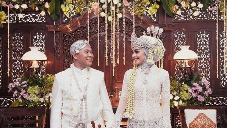 Ragam Pilihan Gaun Pengantin Adat Sunda untuk Hari Istimewa Ragam Pilihan Gaun Pengantin Adat Sunda untuk Hari Istimewa