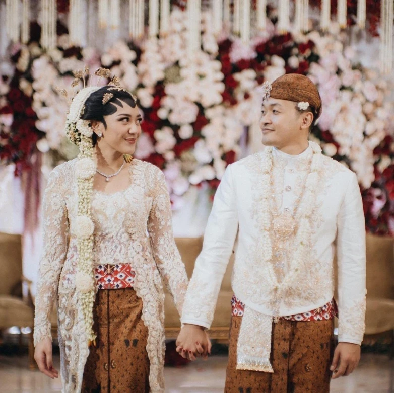 Baju Pengantin Adat Jawa Klasik / 6 Jenis Pakaian Adat Jawa Tengah ...