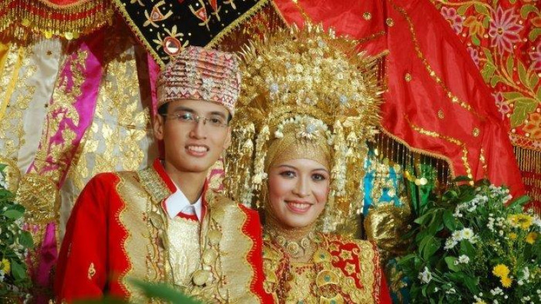 Inilah yang Membuat Foto Pernikahan Adat Aceh Terlihat Lebih Anggun Inilah yang Membuat Foto Pernikahan Adat Aceh Terlihat Lebih Anggun