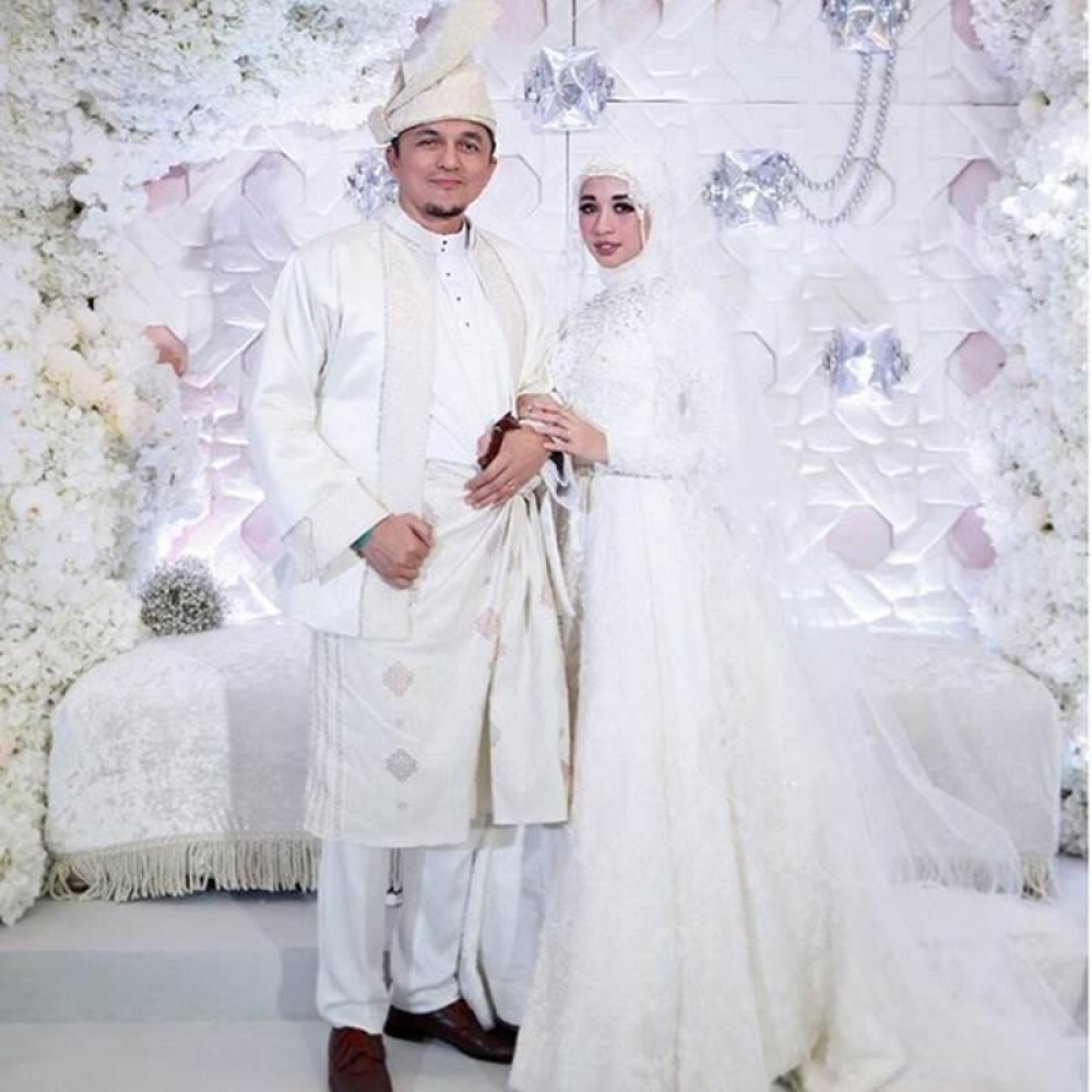  Desain Gaun Pengantin  Syari Ala Artis Ibu Kota Wedding 