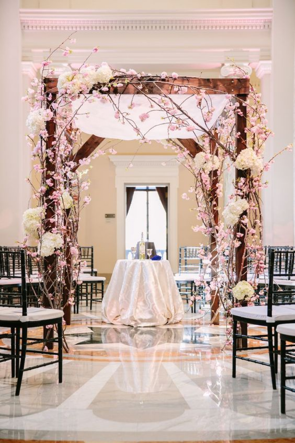 Konsep Dekorasi  Pernikahan  Indoor yang Mewah dan Elegan 