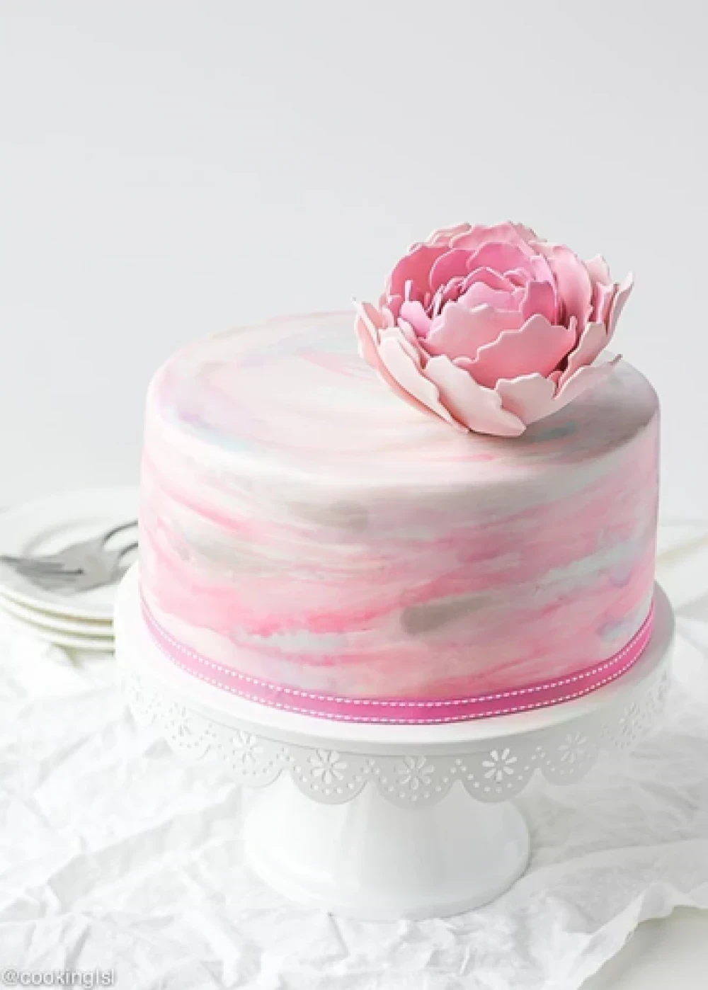 Стильный торт в бело розовых тонах
