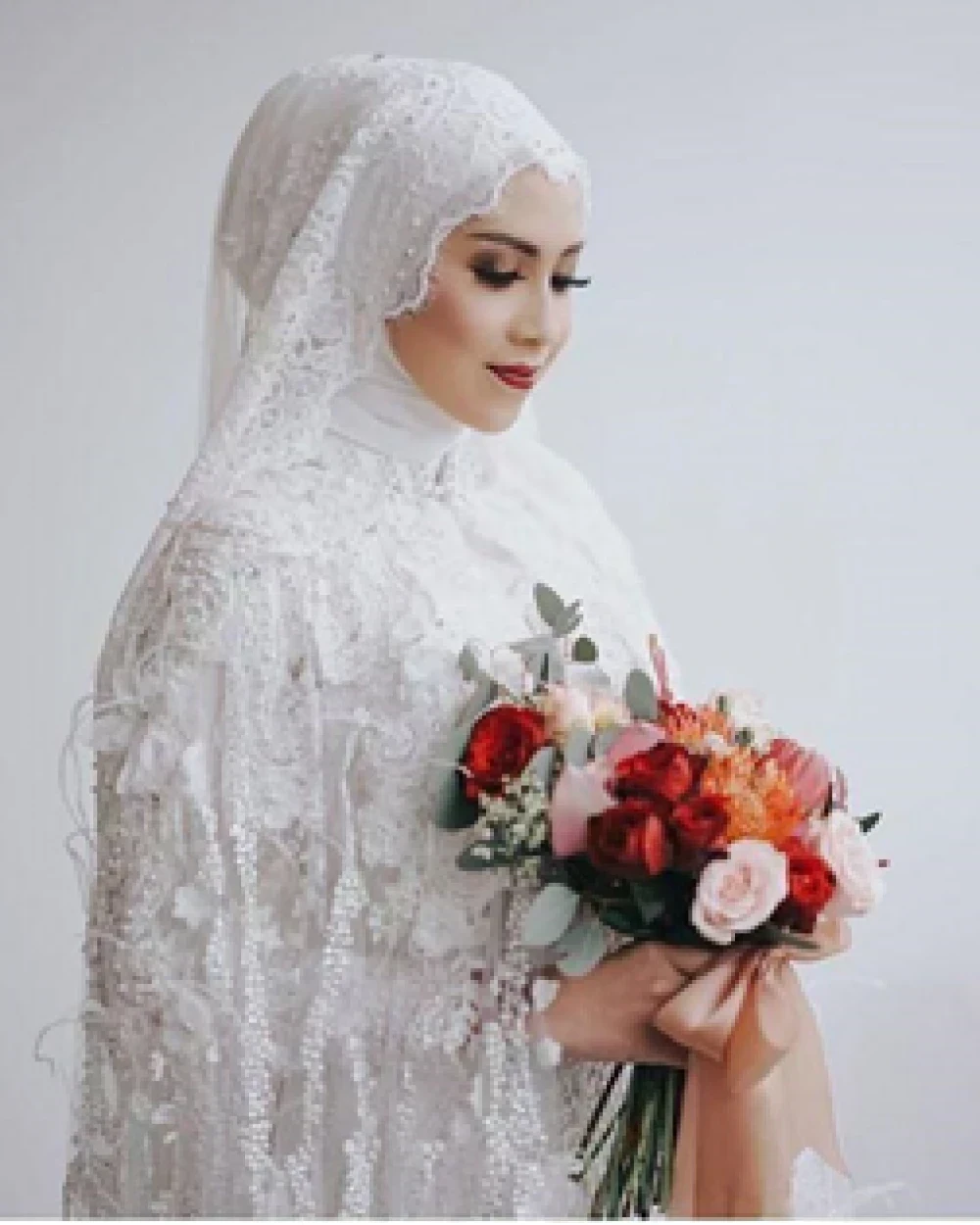 Мусульманская невеста. Невеста хиджабе Кавказ 2021. Келин xidjab. Мусульманские Свадебные платья.