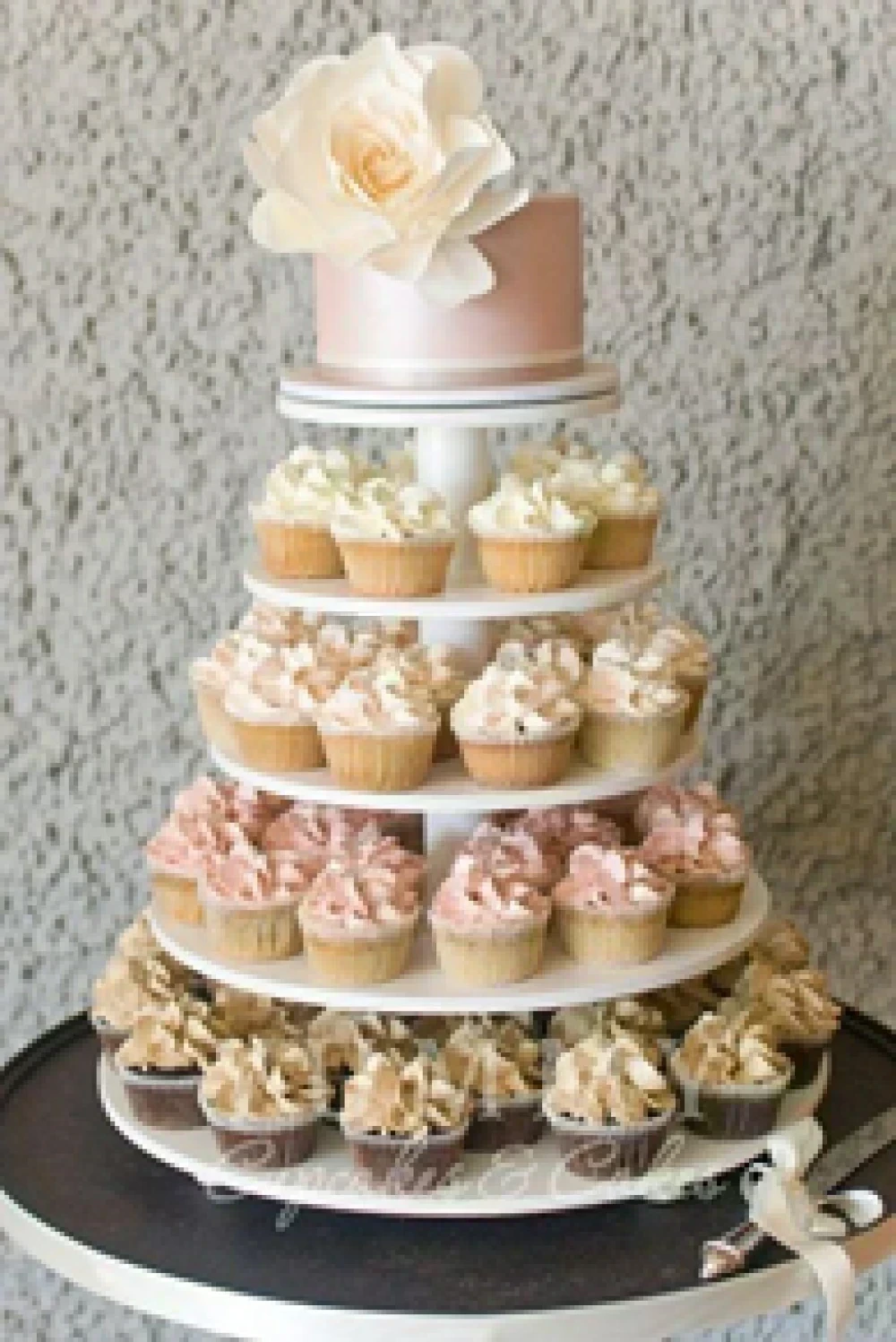 Тортик капкейки. Свадебные капкейки. Свадебные пирожные. Торт с капкейками. Торт с капкейками на свадьбу.