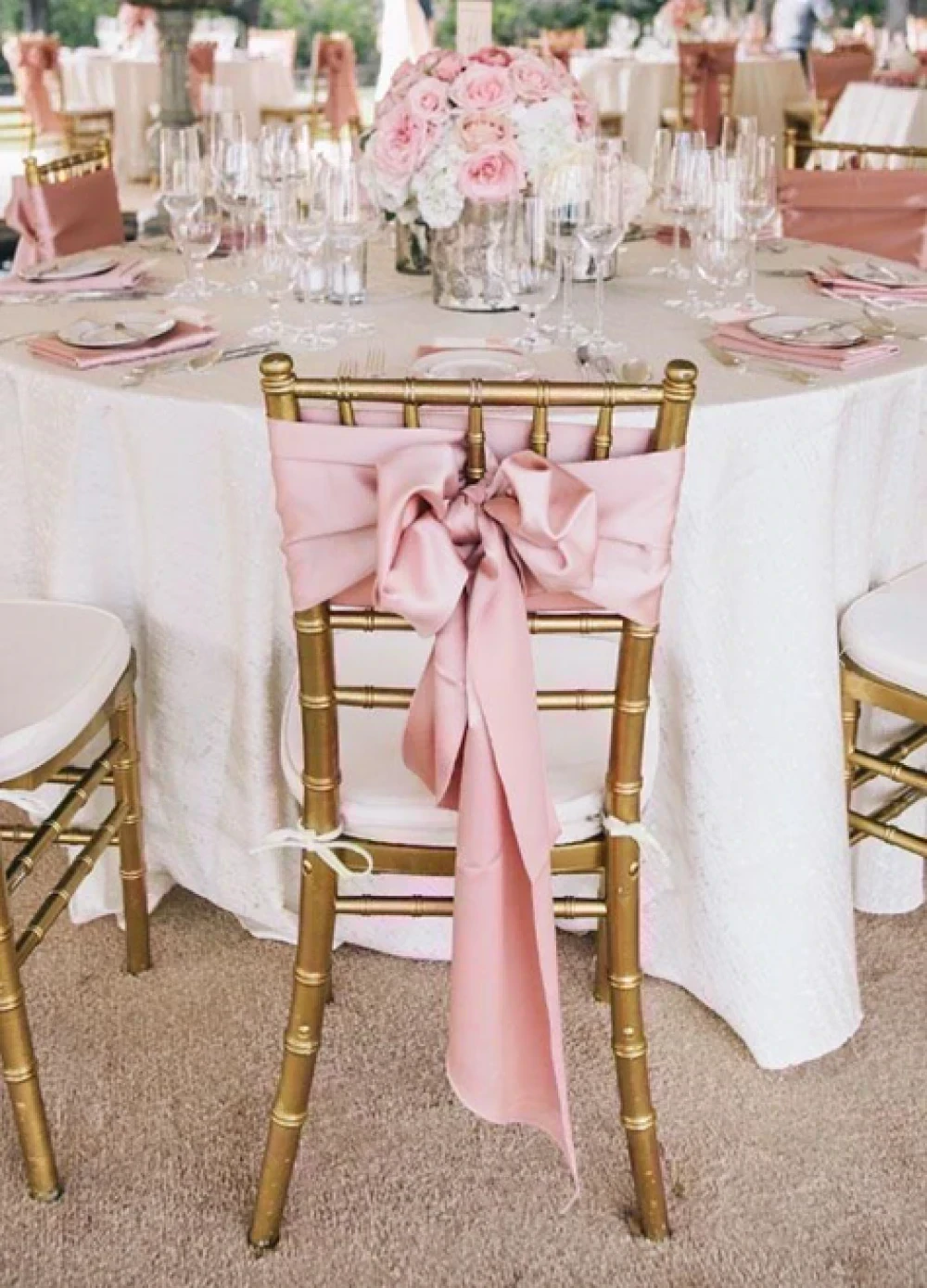 розовые банты на стулья