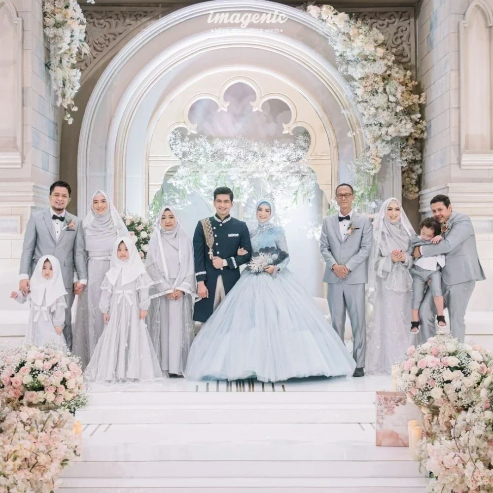 Tema Baju Keluarga Pengantin - Tips Memilih Baju Seragam Keluarga ...