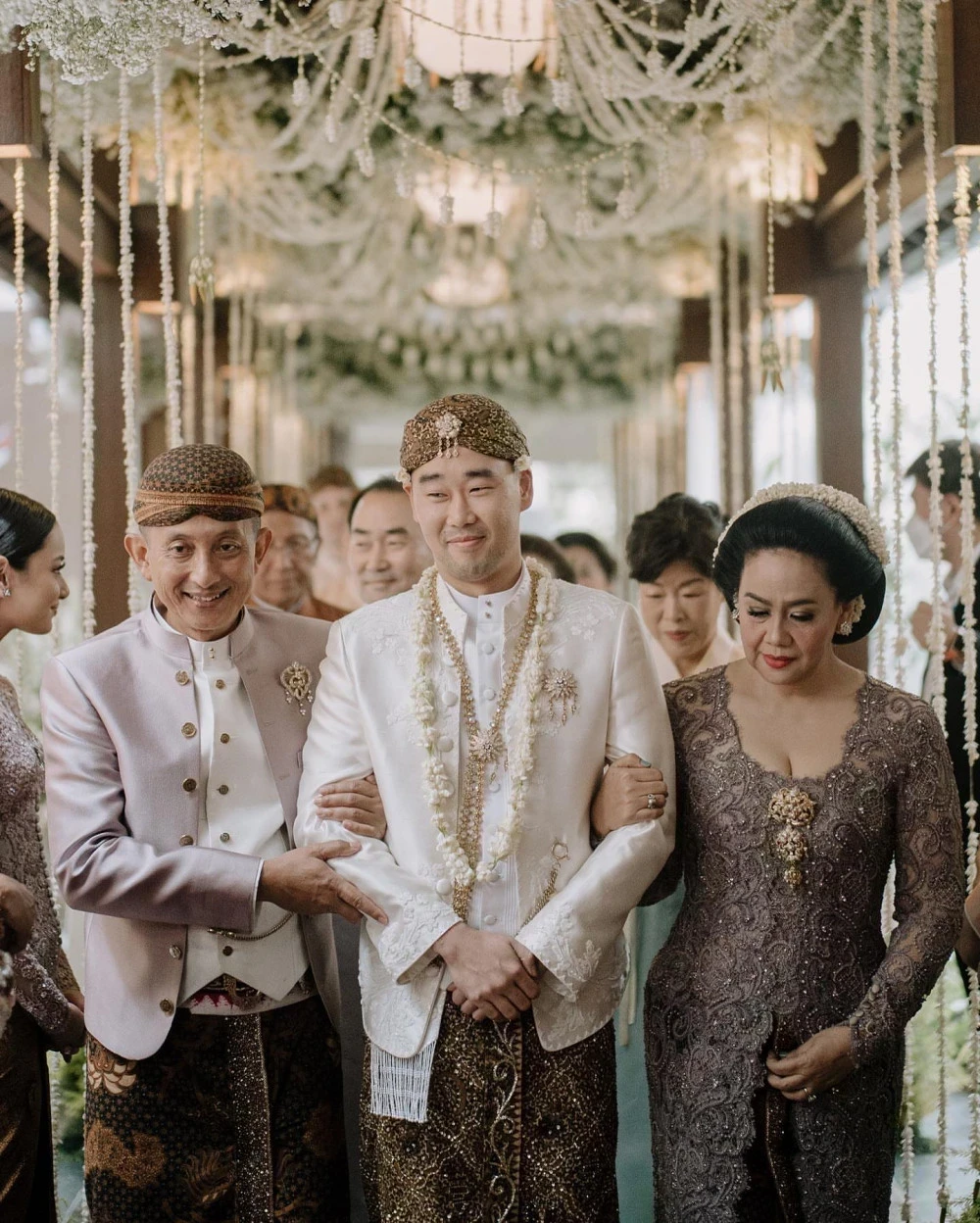 Maudy Ayunda Resmi Menikah! Cantik dan Anggun dalam Balutan Nuansa Adat Jawa