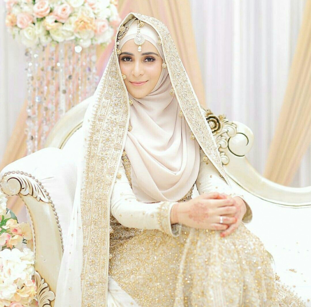 5 Deretan Gaun Pengantin Berhijab Modern yang Modis dan ...