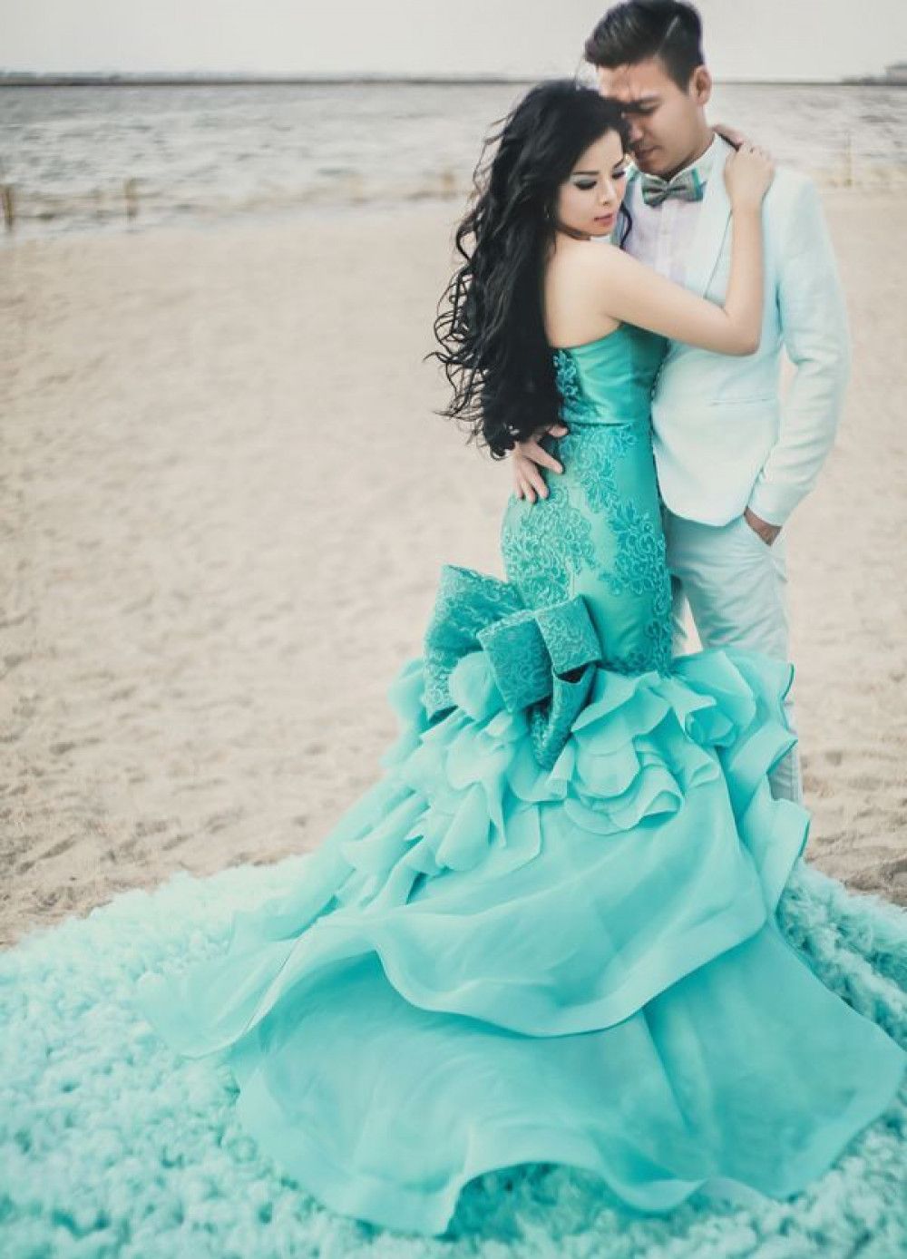 8 Ide Gaun Pengantin Hijau Tosca yang Elegan 8 Ide Gaun Pengantin Hijau Tosca yang Elegan