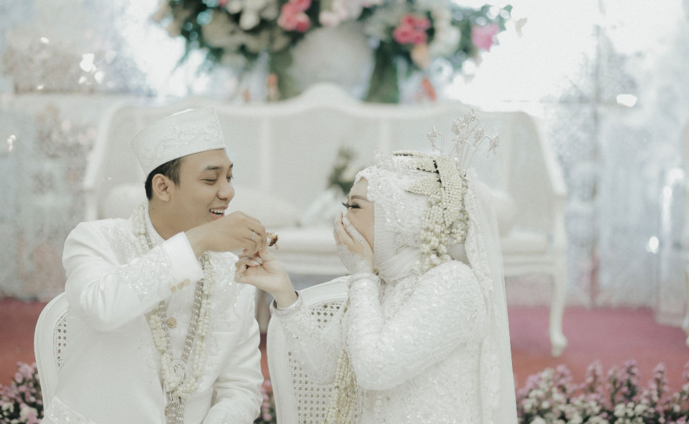 9 Contoh Pose Foto Pernikahan di Pelaminan Wedding Market