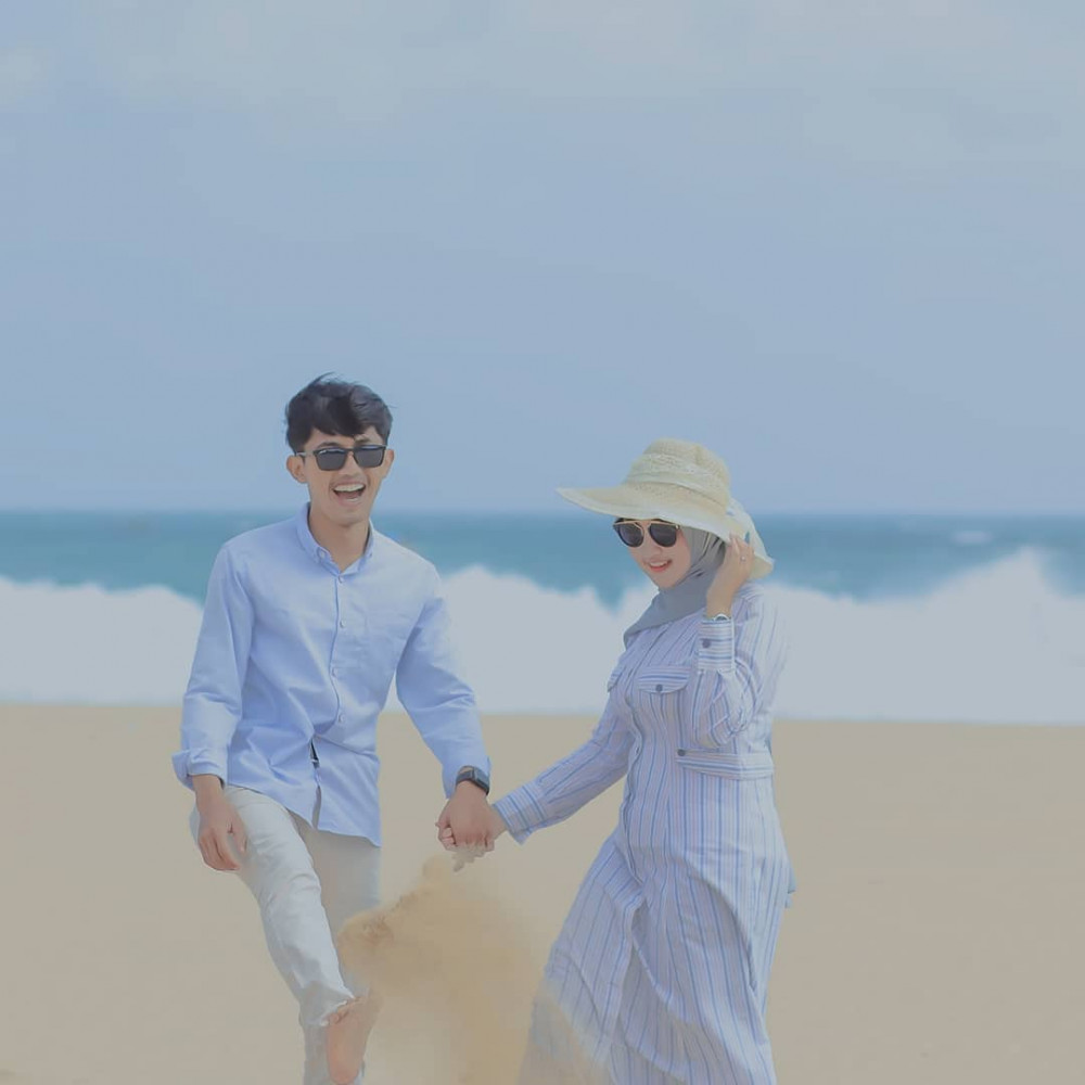 Prewedding Konsep di Pinggir Pantai Prewedding Konsep di Pinggir Pantai