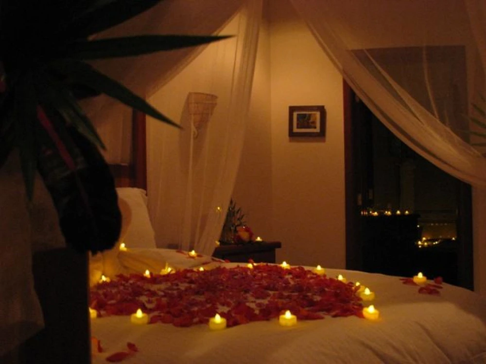 Брачная ночь почему. Украшения для романтического вечера. Романтичная комната. Романтический вечер. Комната с лепестками роз и свечами.