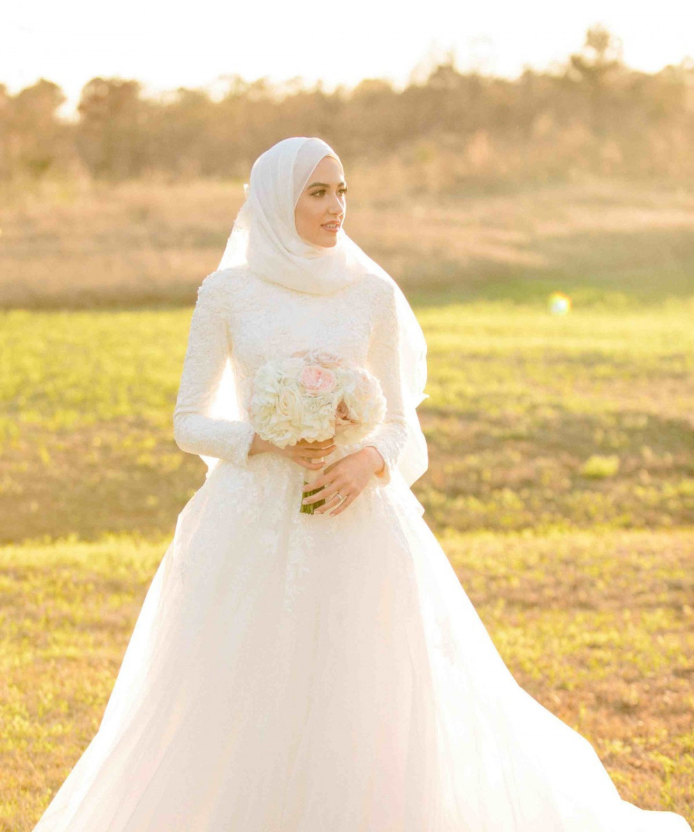 6 Model Gaun Pengantin Mewah Warna Putih Yang Direkomendasikan