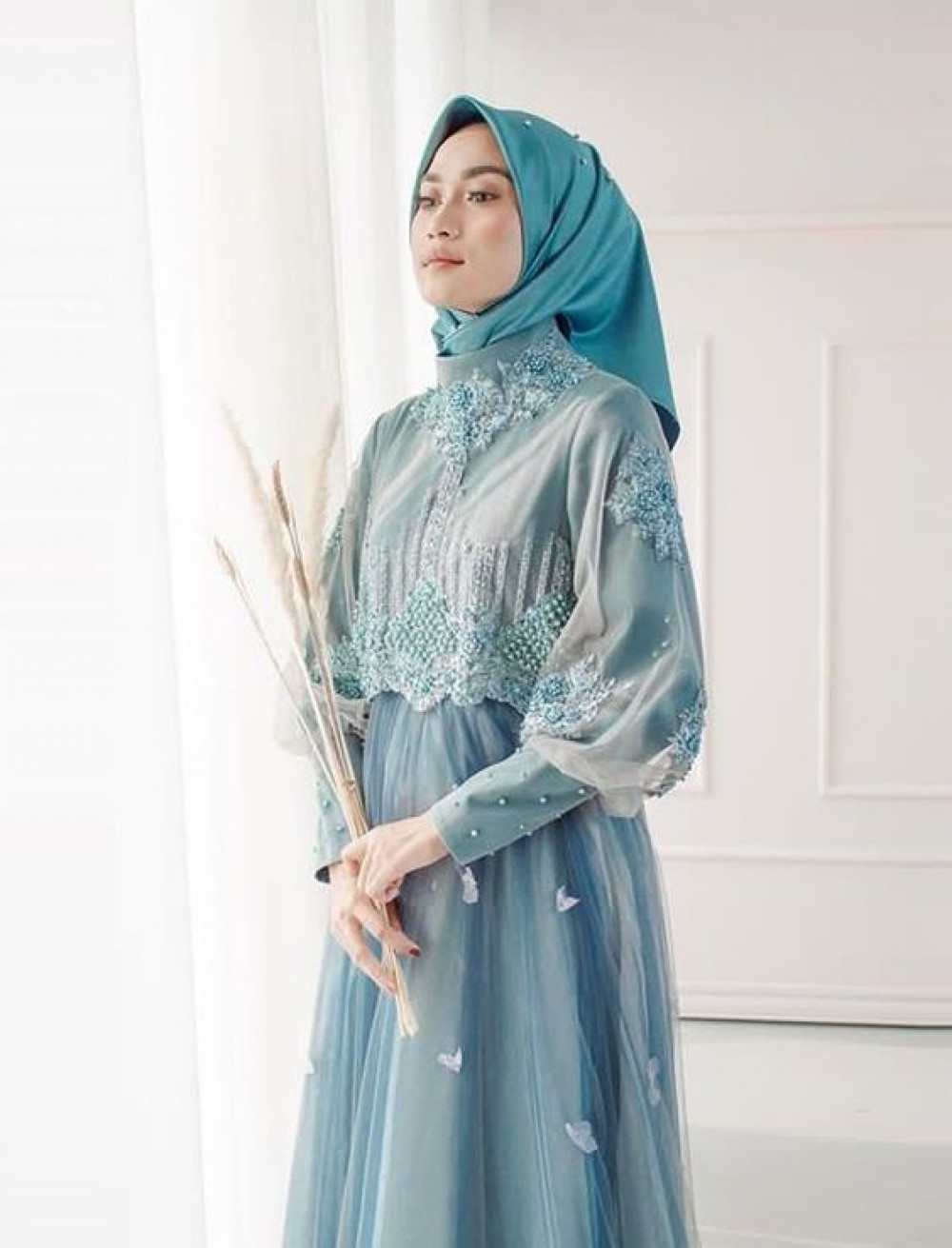 8 Ide Gaun Pengantin Hijau Tosca yang Elegan 8 Ide Gaun Pengantin Hijau Tosca yang Elegan